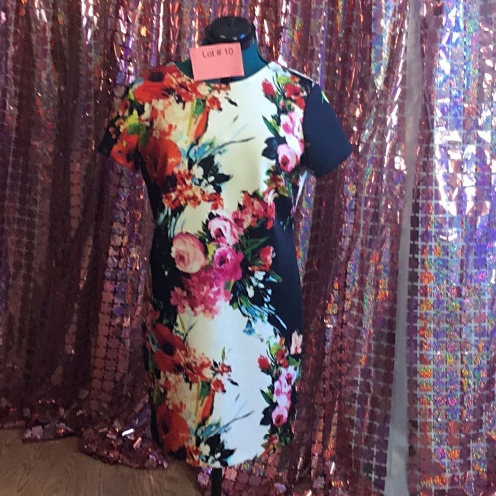 SANDRA DARREN flowered dress in size 16